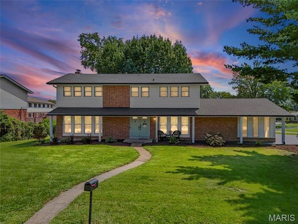 1 Oakland Hills Drive, Chesterfield, MO 63017