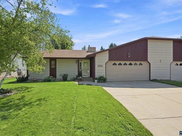 1311 E 54th St, Sioux Falls, SD 57103
