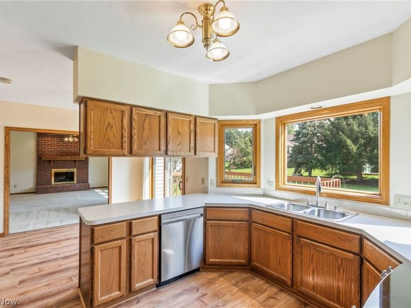 906 Southmoor Circle NE, Canton, OH 44721 Photo 12