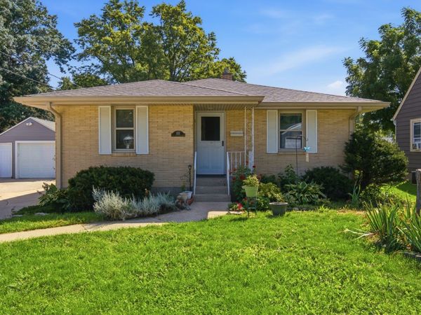 121 S Commonwealth Avenue , Elgin, IL 60123