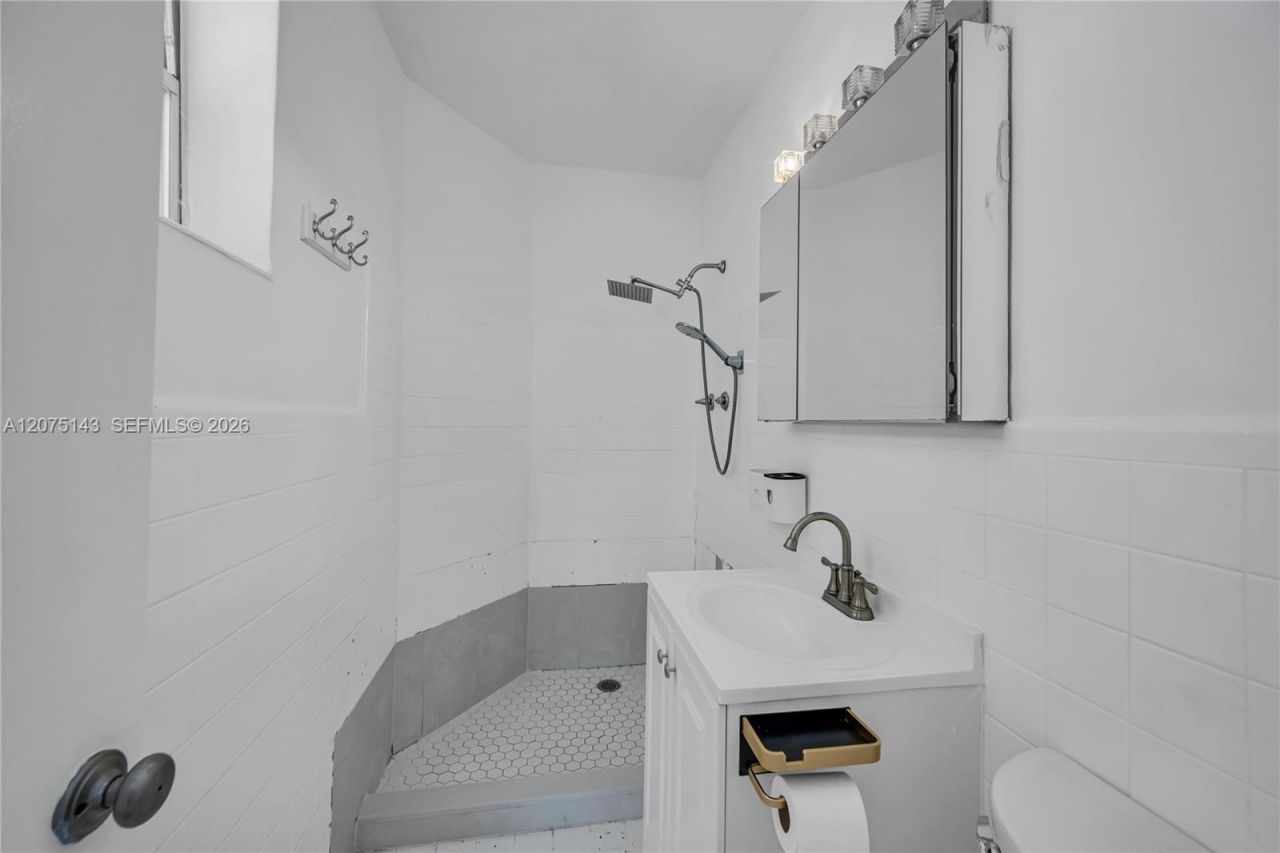 800 W 42nd St , Unit 1B, Miami Beach, FL 33140 Photo