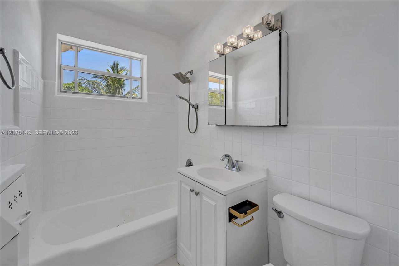 800 W 42nd St , Unit 1B, Miami Beach, FL 33140 Photo