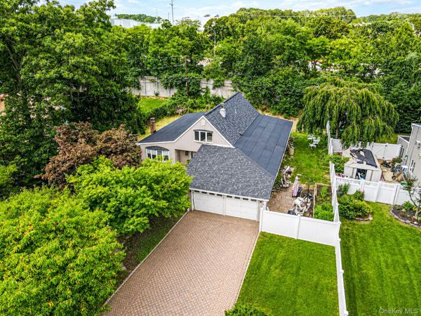 219 Sunflower Lane , Islandia, NY 11749