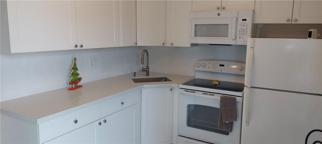 232 Hibiscus Avenue, Unit 114, Lauderdale by the Sea, FL 33308 Photo