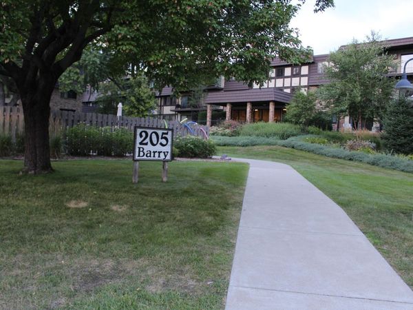 205 Barry Avenue S, Unit 103, Wayzata, MN 55391