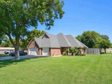 501 W F Ave., Cache, OK 73527
