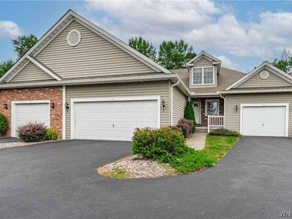 6861 Nickis Lane , Niagara Falls, NY 14304