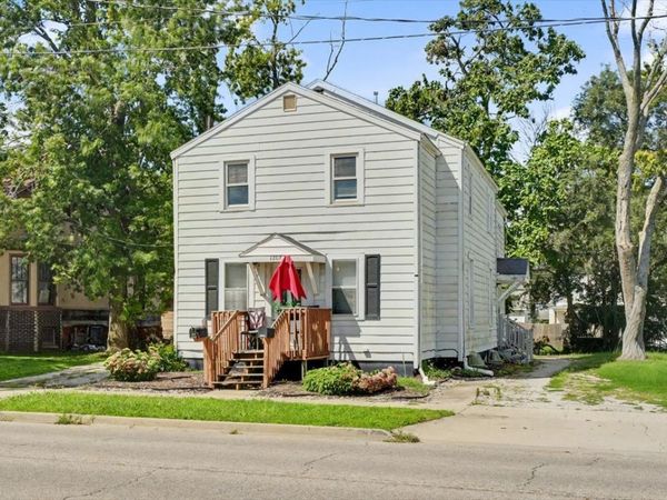 1207 S Main Street , Bloomington, IL 61701
