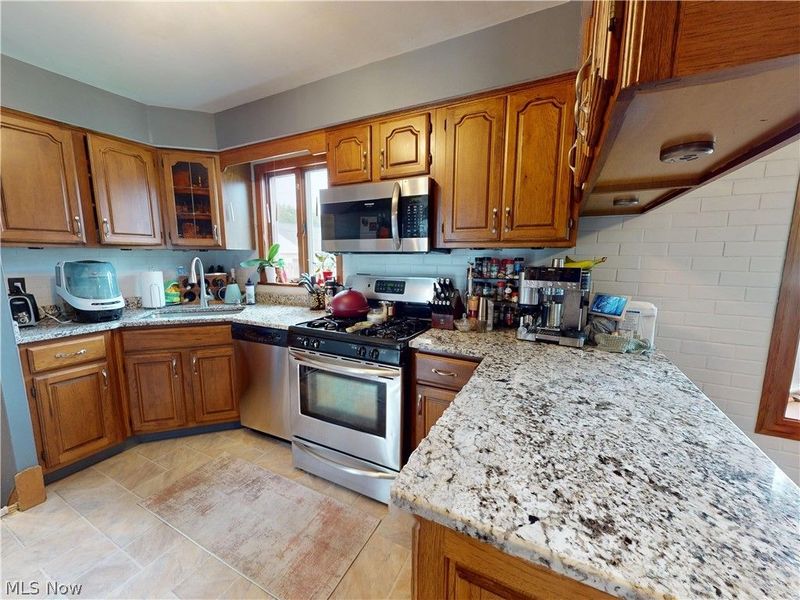 32325 Dickerson Road, Willowick, OH 44095 Photo 7