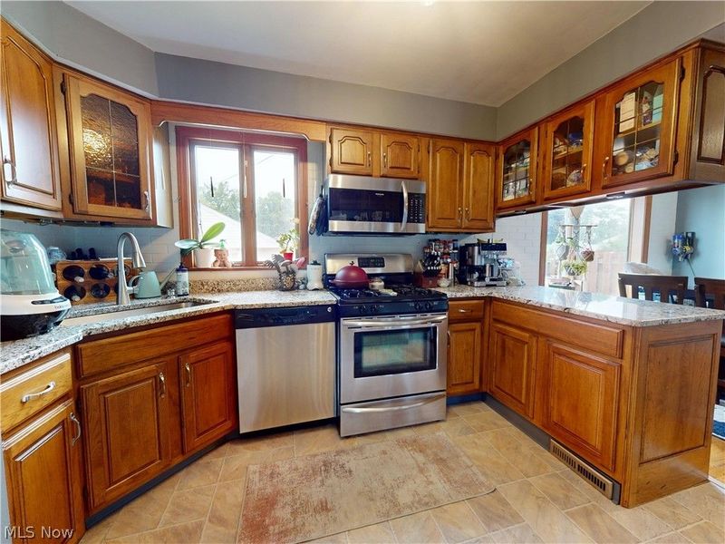 32325 Dickerson Road, Willowick, OH 44095 Photo 8