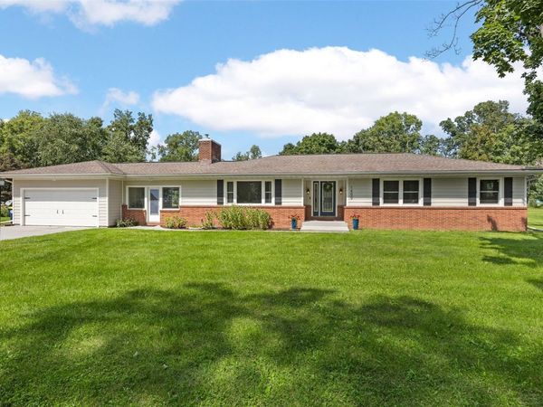 1400 E Knoll Drive, Robins, IA 52328