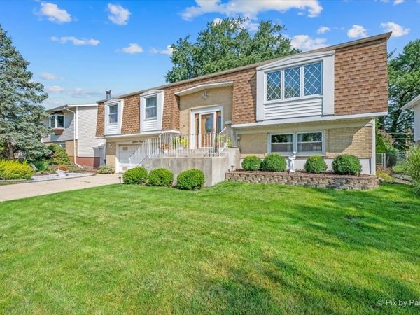 1814 W Catalpa Lane, Mount Prospect, IL 60056