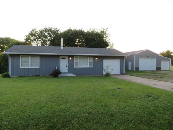 8867 Hilltop Road, Ozawkie, KS 66070