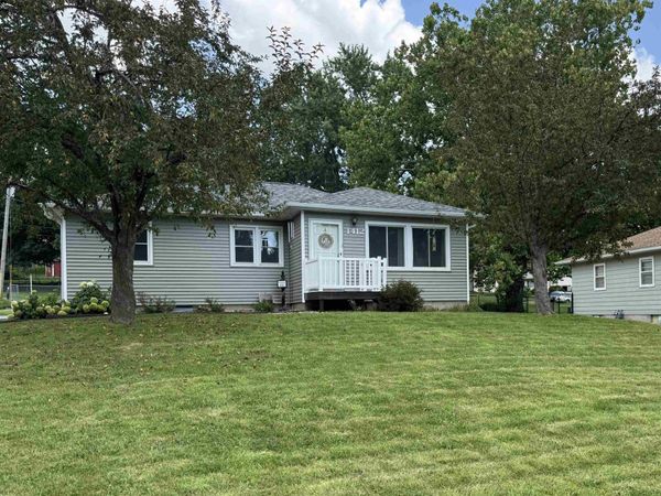 1412 Pleasant Valley Drive, Waterloo, IA 50701