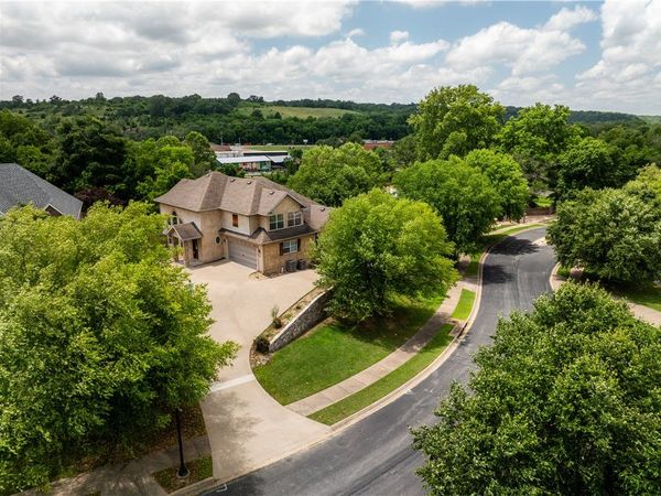 3901 NW Creekstone Boulevard , Bentonville, AR 72712