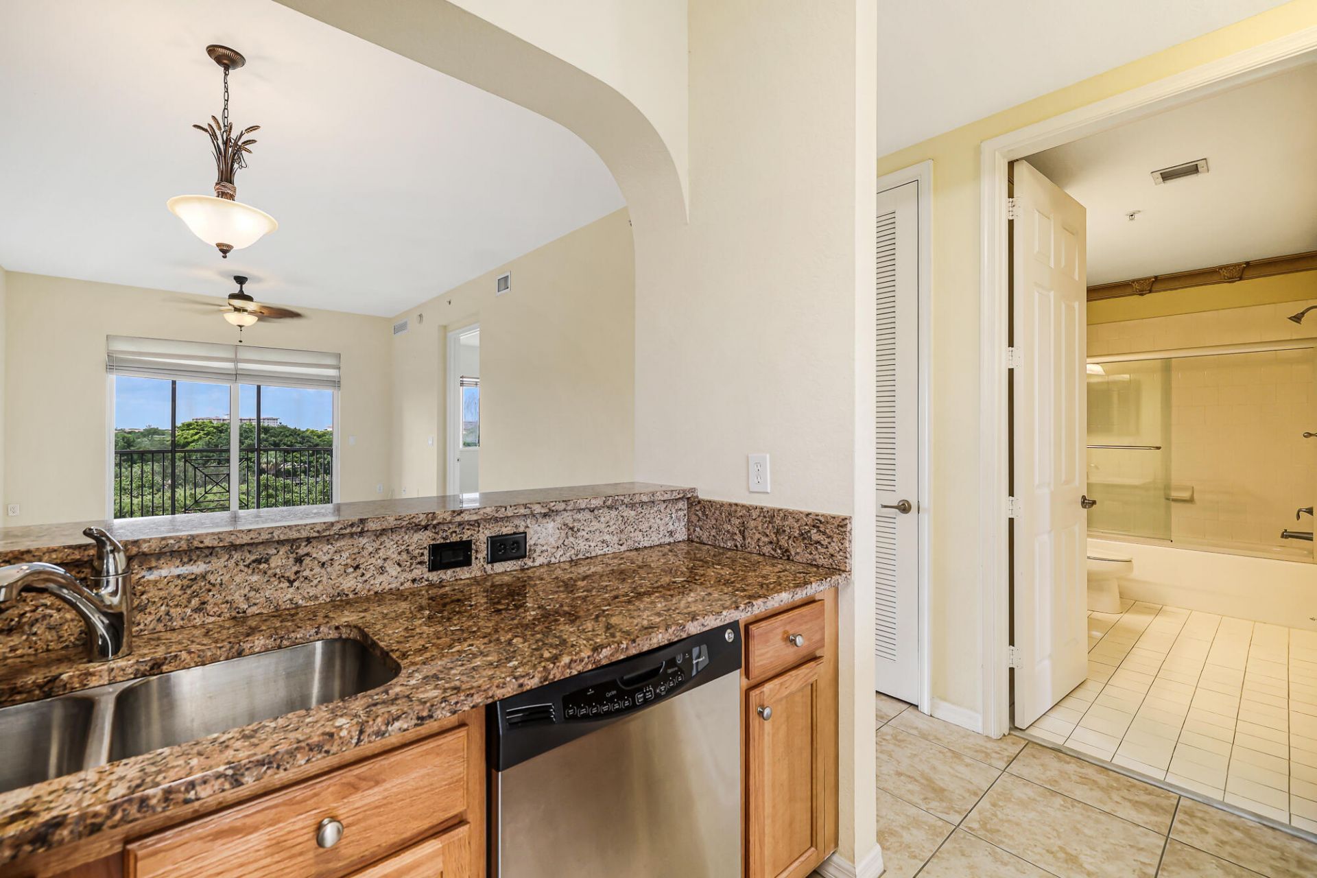 3600 Oaks Clubhouse Drive, Unit 505, Pompano Beach, FL 33069 Photo