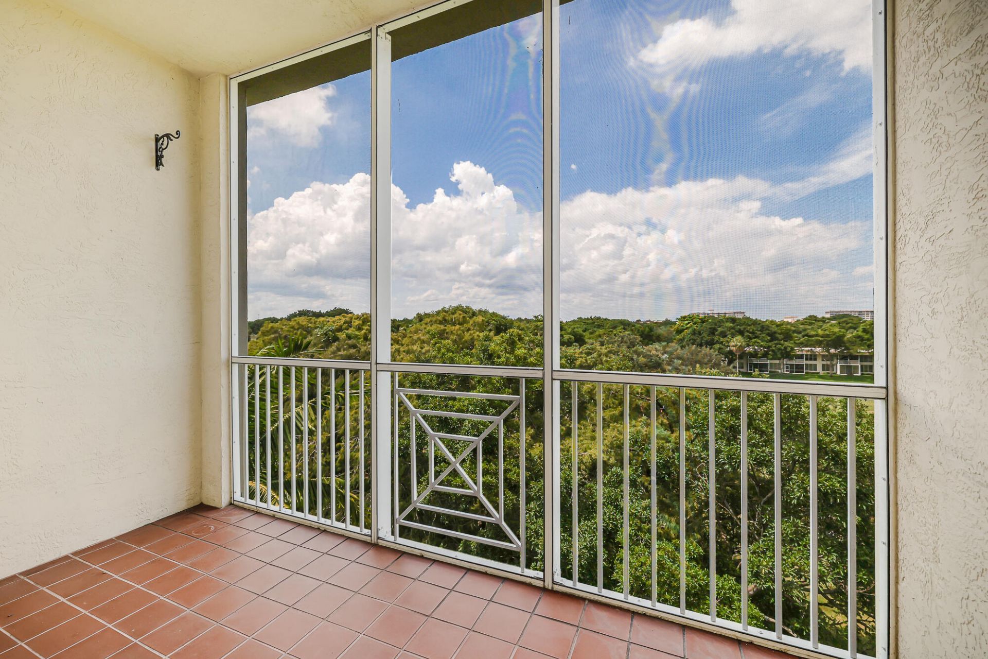 3600 Oaks Clubhouse Drive, Unit 505, Pompano Beach, FL 33069 Photo