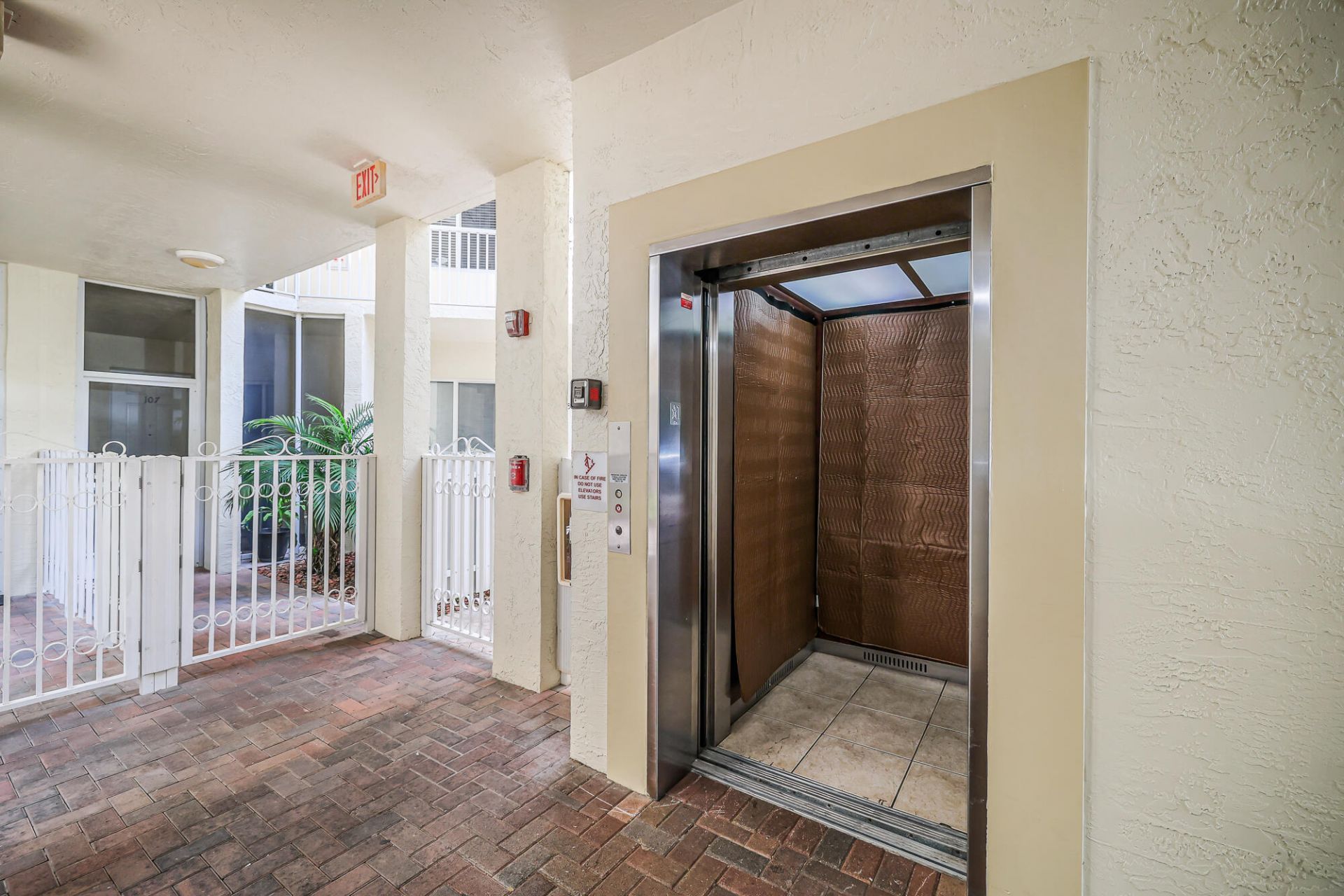 3600 Oaks Clubhouse Drive, Unit 505, Pompano Beach, FL 33069 Photo