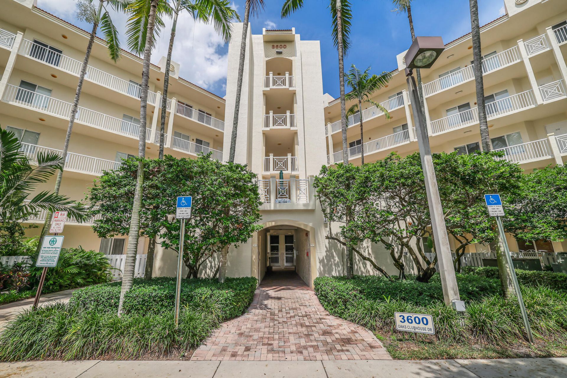 3600 Oaks Clubhouse Drive, Unit 505, Pompano Beach, FL 33069 Photo