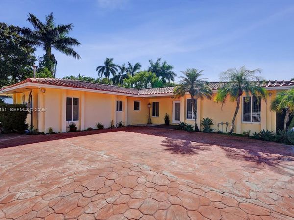 2 NE 160th St , Miami, FL 33162