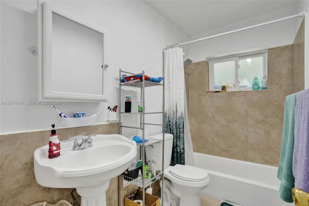 2 NE 160th St , Miami, FL 33162 Photo