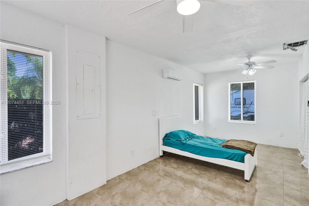2 NE 160th St , Miami, FL 33162 Photo