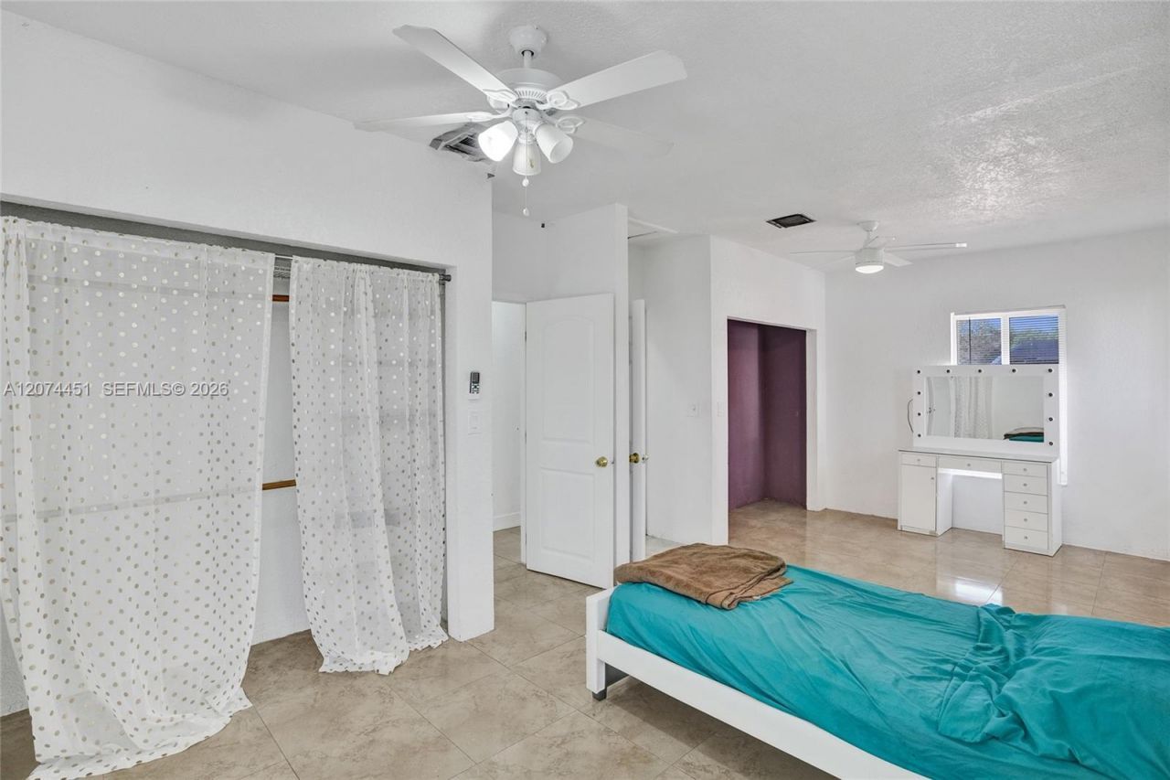 2 NE 160th St , Miami, FL 33162 Photo