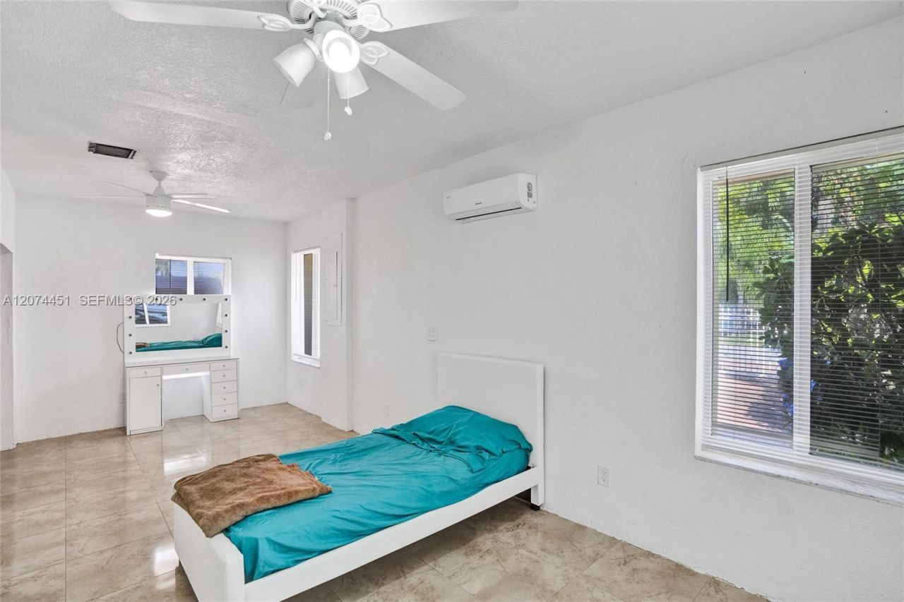 2 NE 160th St , Miami, FL 33162 Photo