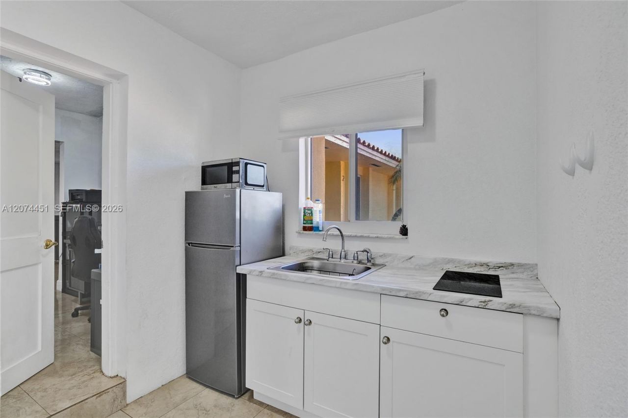 2 NE 160th St , Miami, FL 33162 Photo