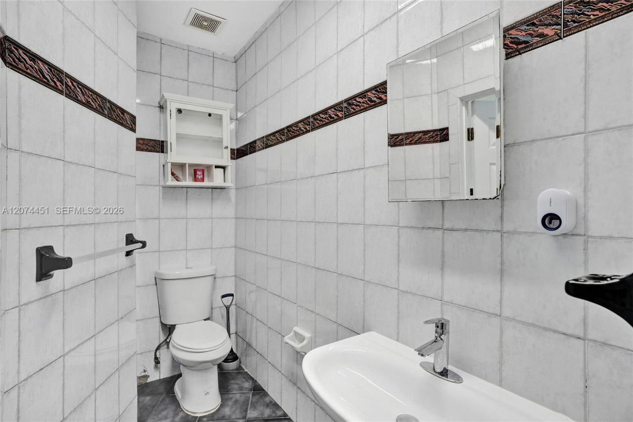 2 NE 160th St , Miami, FL 33162 Photo