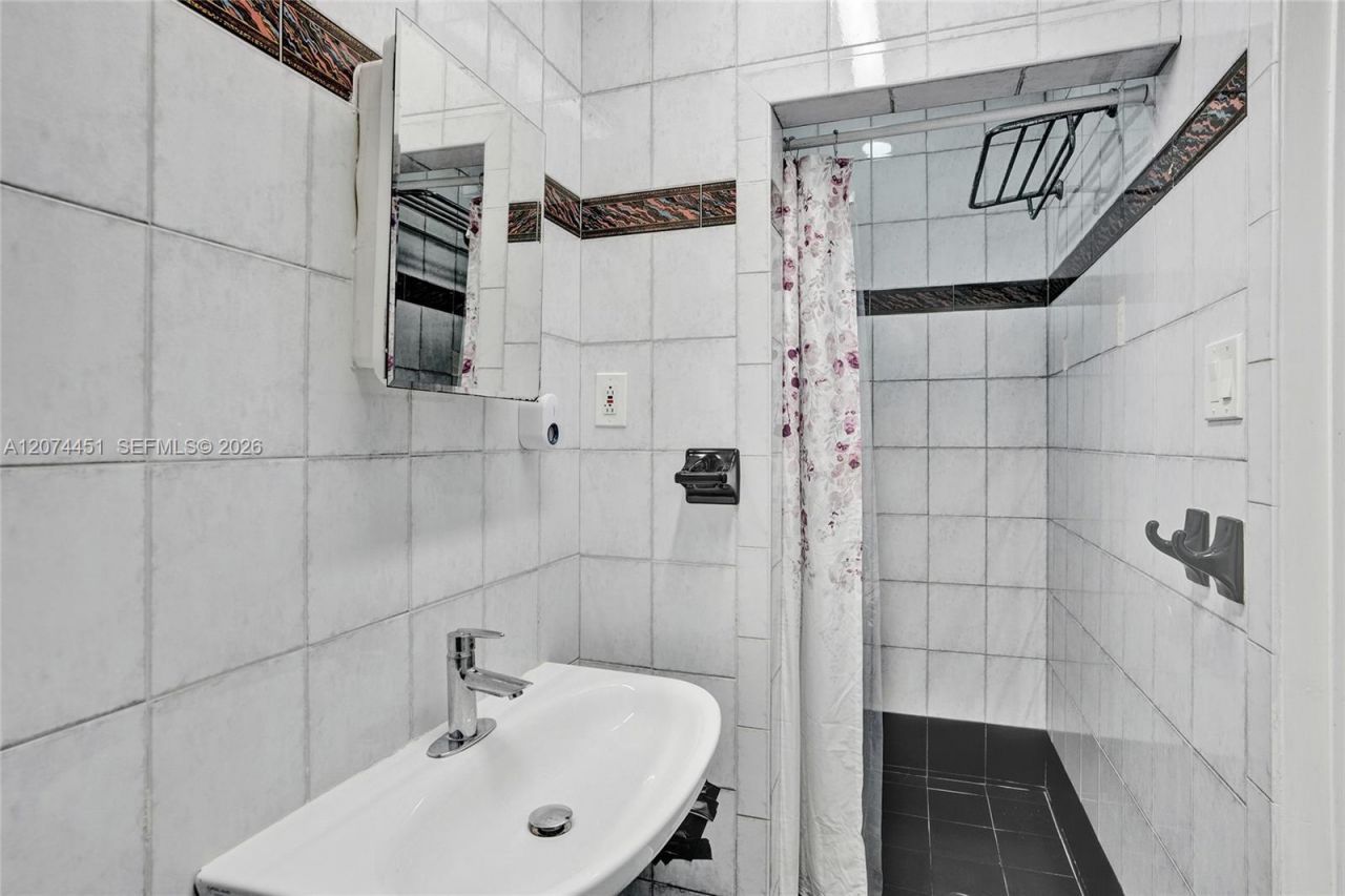 2 NE 160th St , Miami, FL 33162 Photo