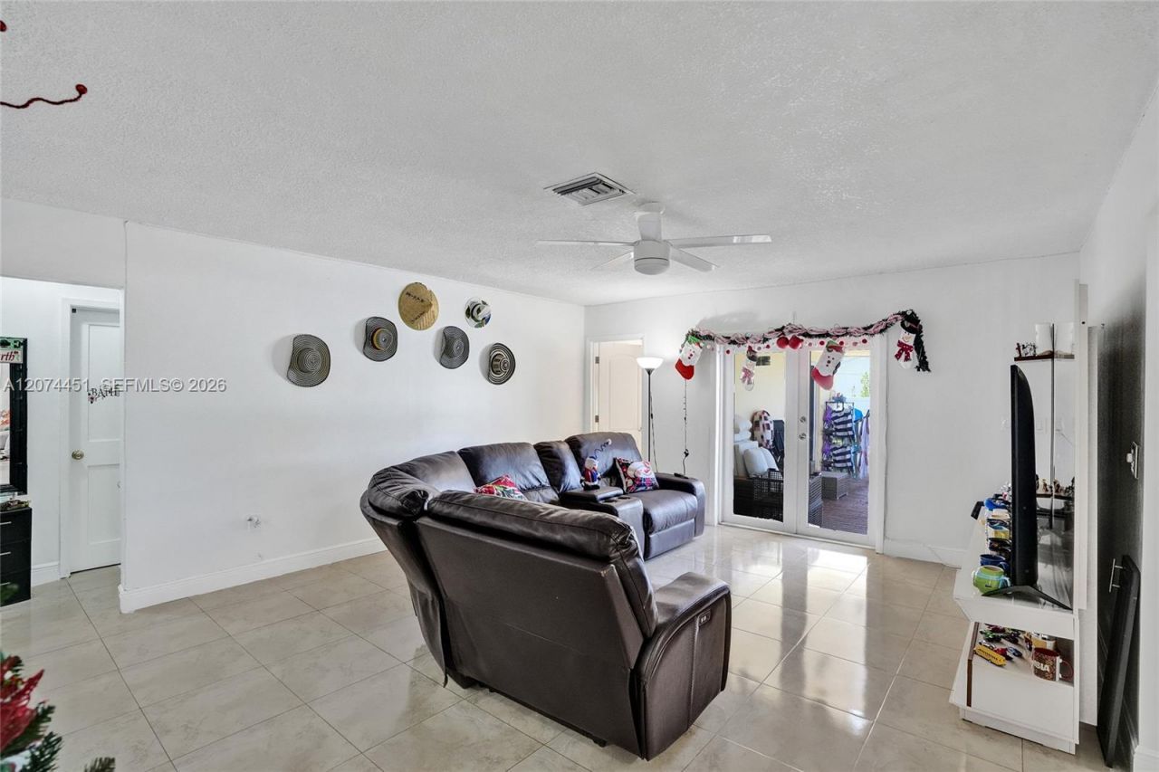 2 NE 160th St , Miami, FL 33162 Photo