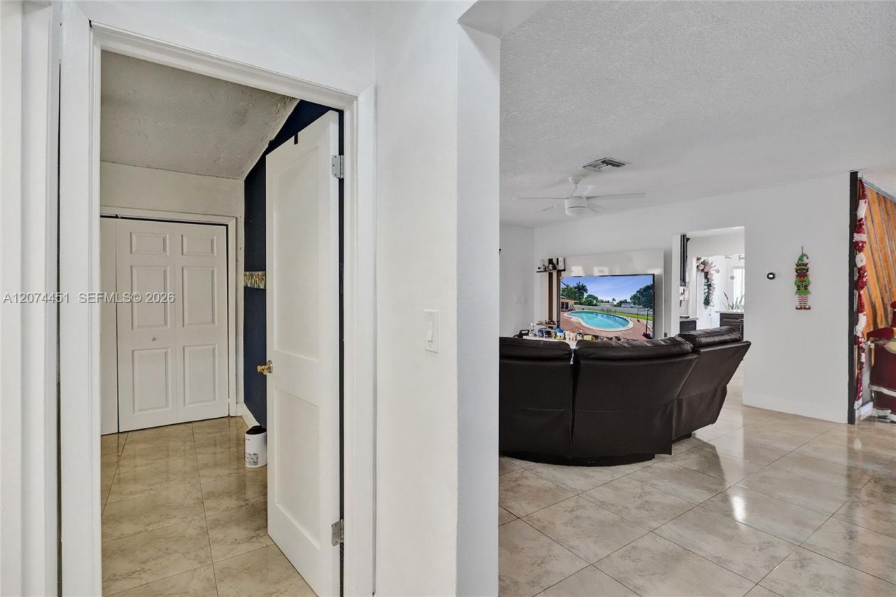 2 NE 160th St , Miami, FL 33162 Photo