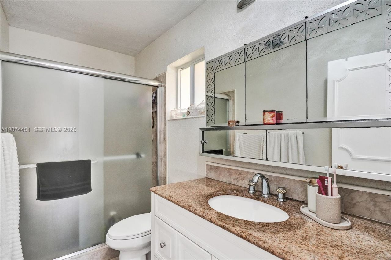 2 NE 160th St , Miami, FL 33162 Photo