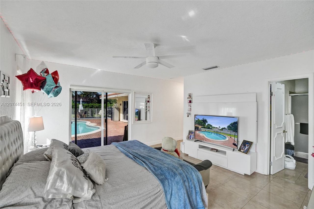2 NE 160th St , Miami, FL 33162 Photo