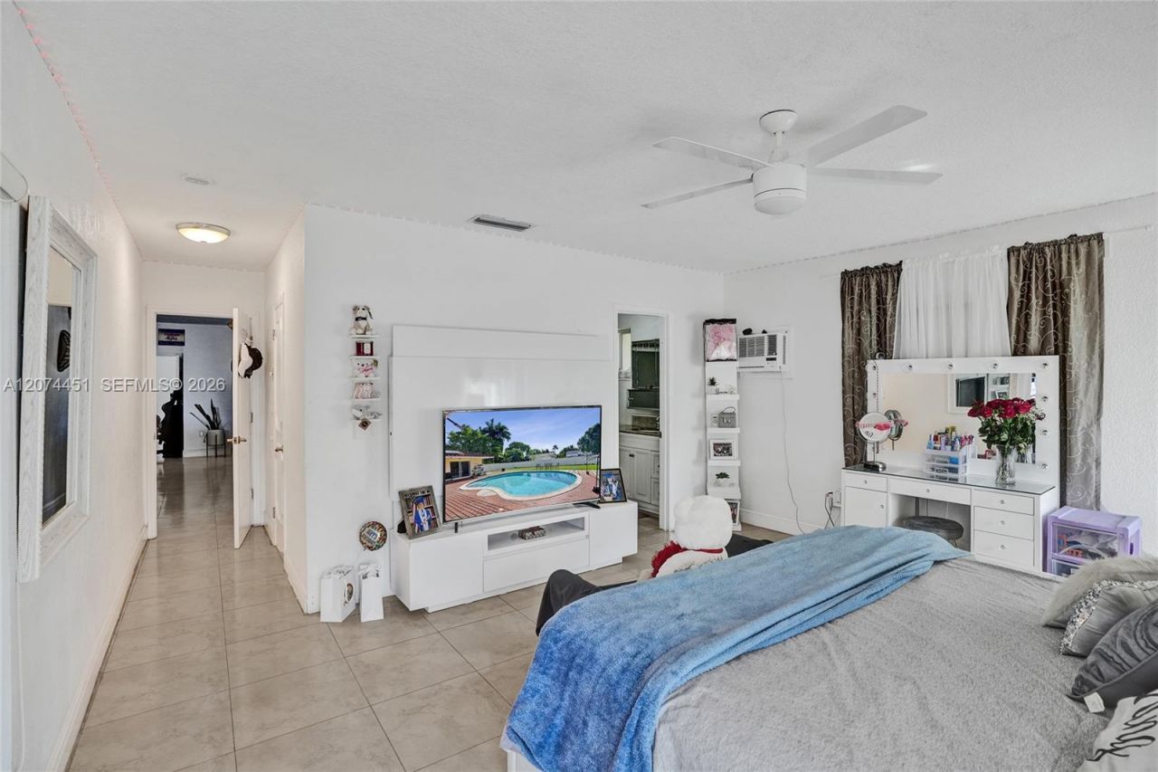 2 NE 160th St , Miami, FL 33162 Photo