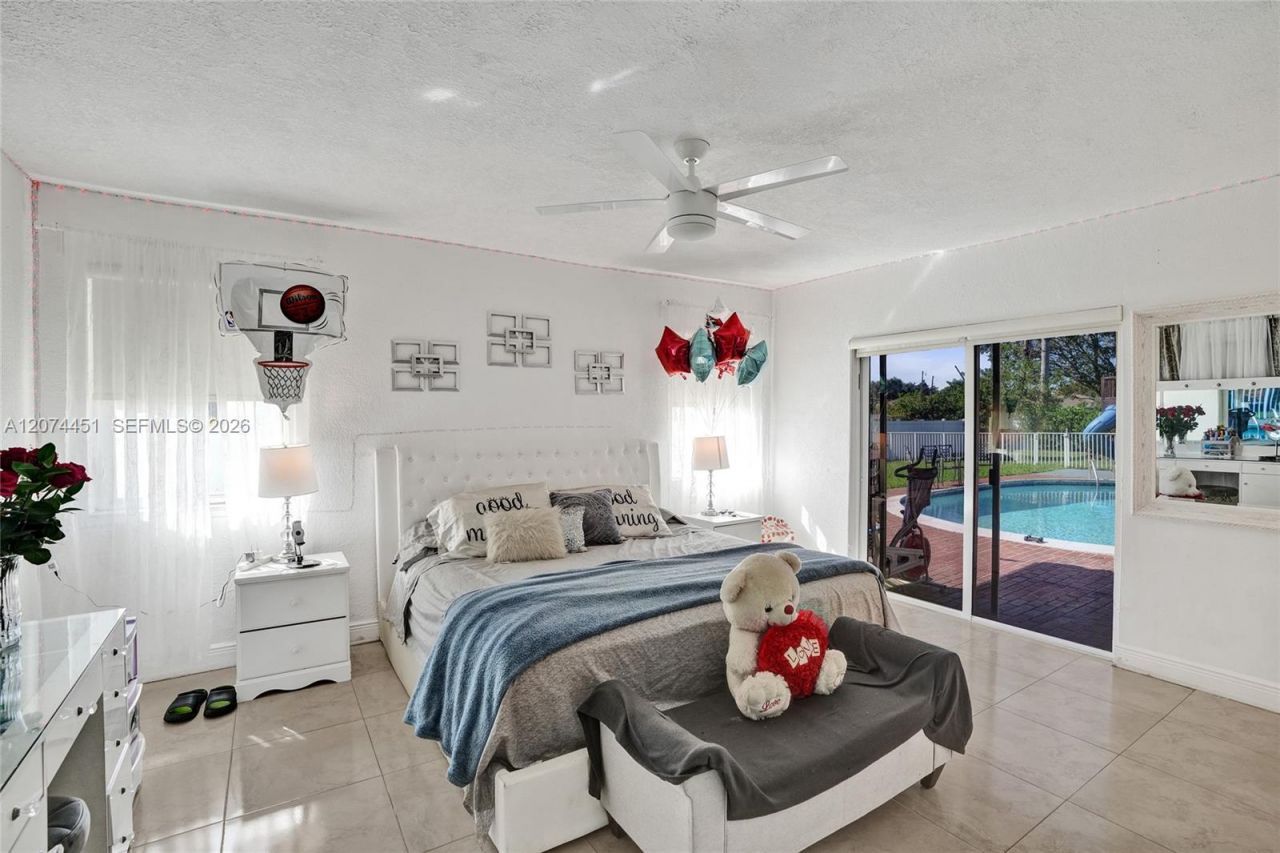 2 NE 160th St , Miami, FL 33162 Photo