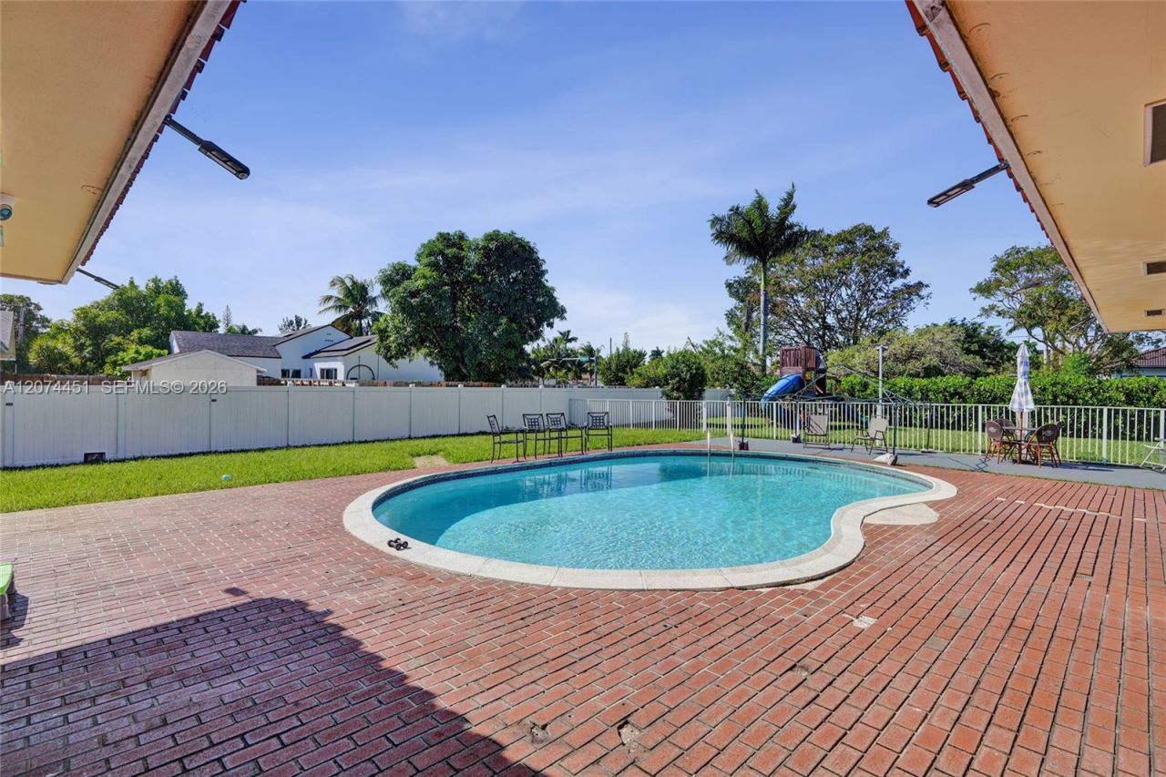 2 NE 160th St , Miami, FL 33162 Photo
