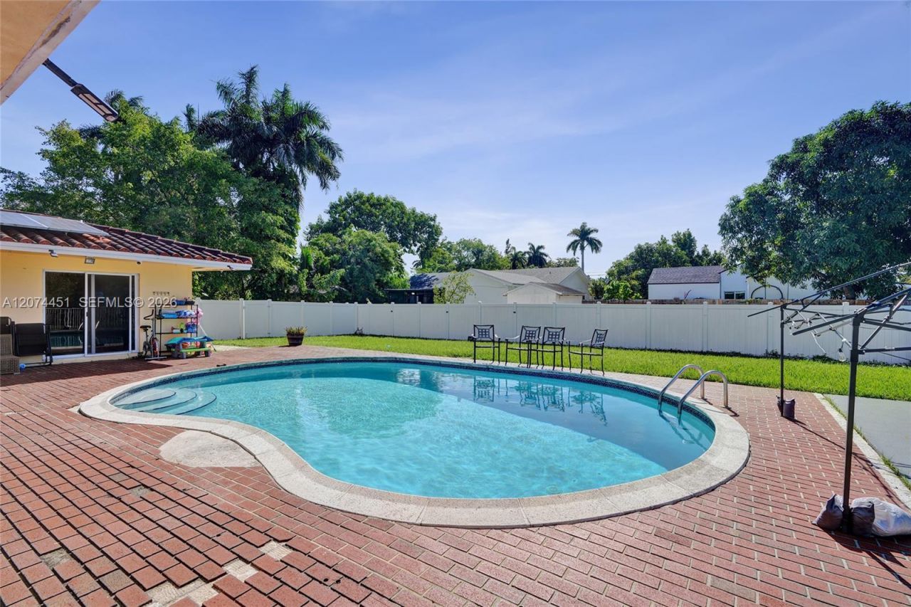 2 NE 160th St , Miami, FL 33162 Photo