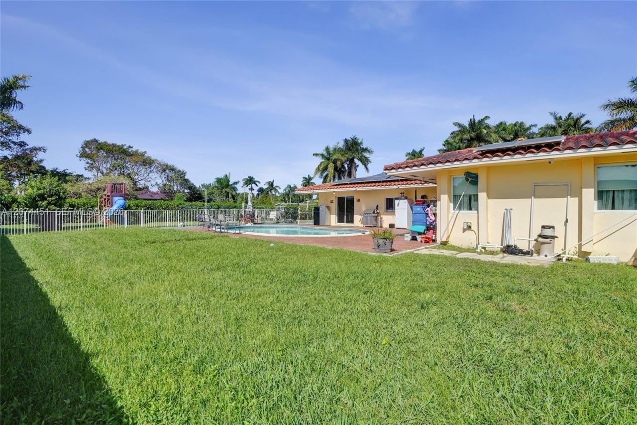 2 NE 160th St , Miami, FL 33162 Photo
