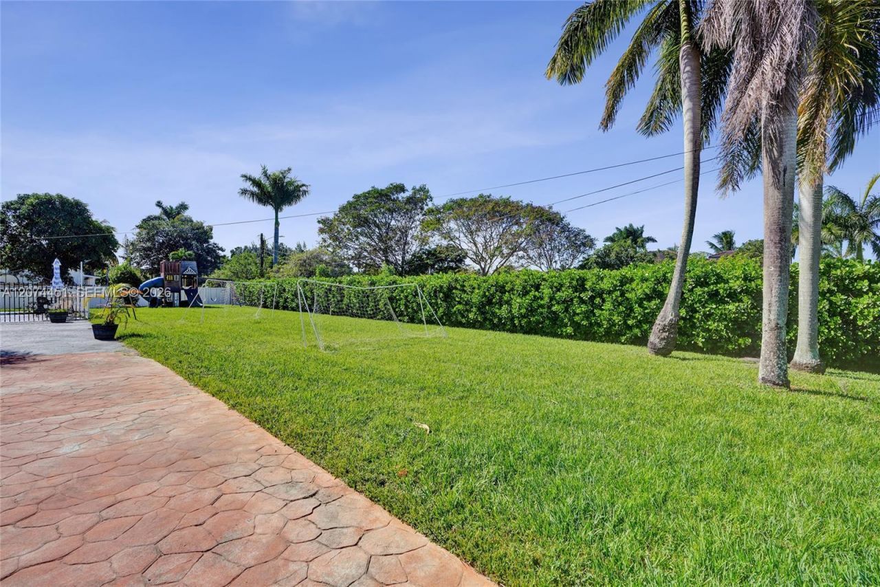 2 NE 160th St , Miami, FL 33162 Photo