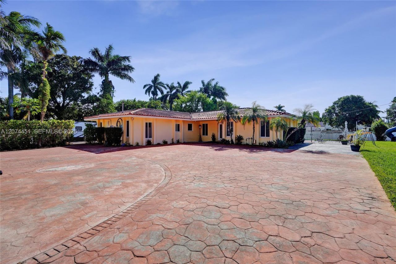 2 NE 160th St , Miami, FL 33162 Photo