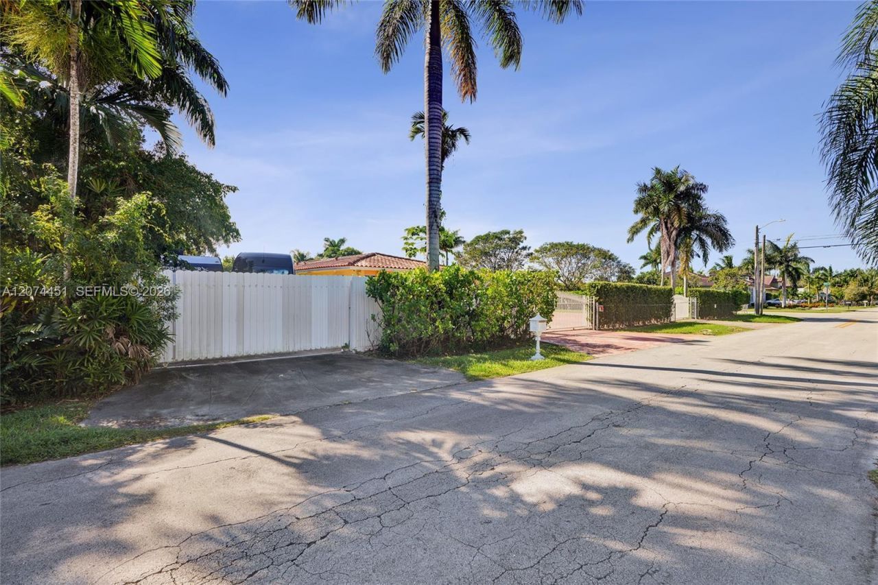 2 NE 160th St , Miami, FL 33162 Photo