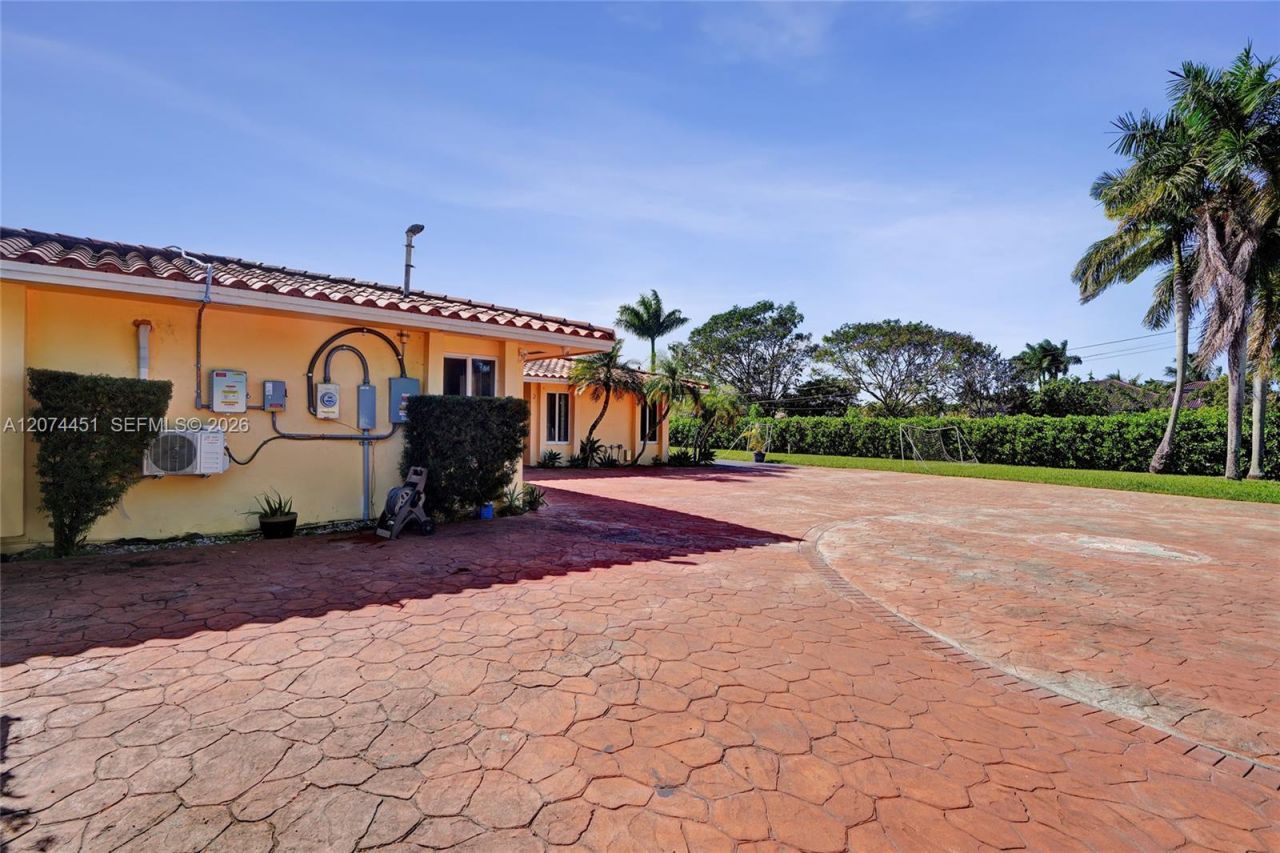 2 NE 160th St , Miami, FL 33162 Photo