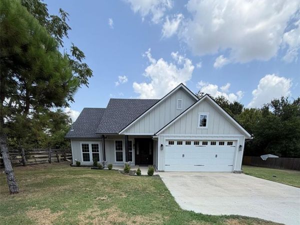 115 E 8th Street , Weatherford, TX 76086
