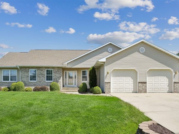 312 Brougham Court , Robins, IA 52328