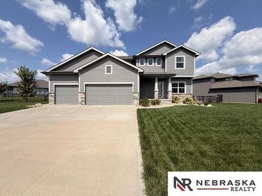 5304 Heartland Drive, Papillion, NE 68133