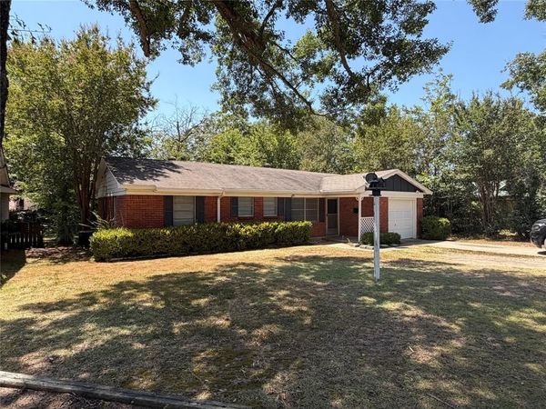 2220 Bella Vista Drive, Paris, TX 75460