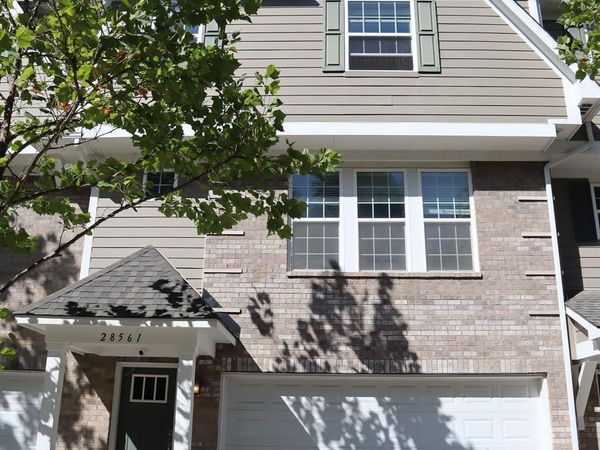 28561 Melanie Lane , Novi, Mi 48377