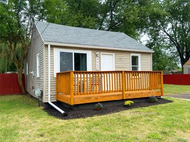 2227 E Boatfield Avenue, Burton, Mi 48529
